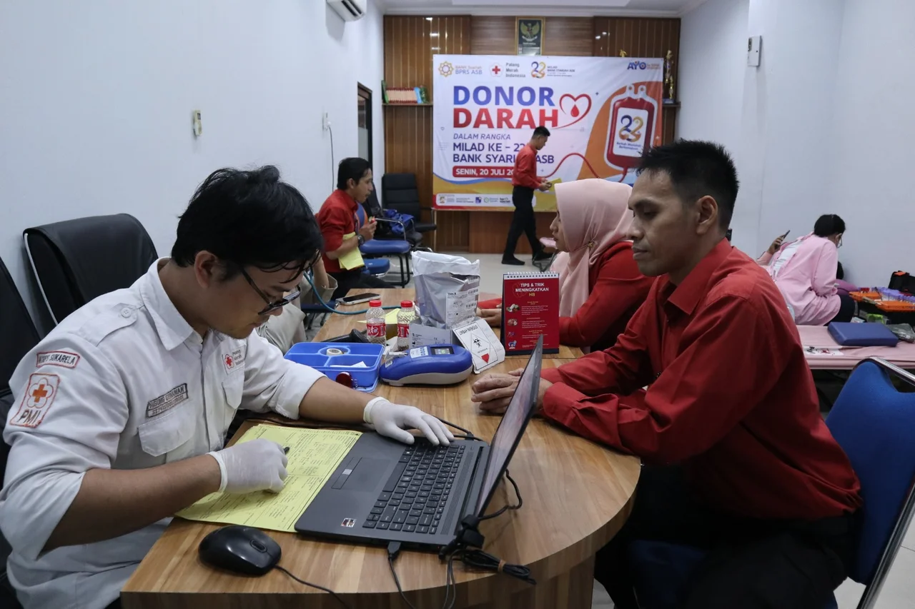 Foto : Karyawan Bank Syar'ah ASB menjadi proses pemeriksaan kesehatan sebelum menjalani donor darah.